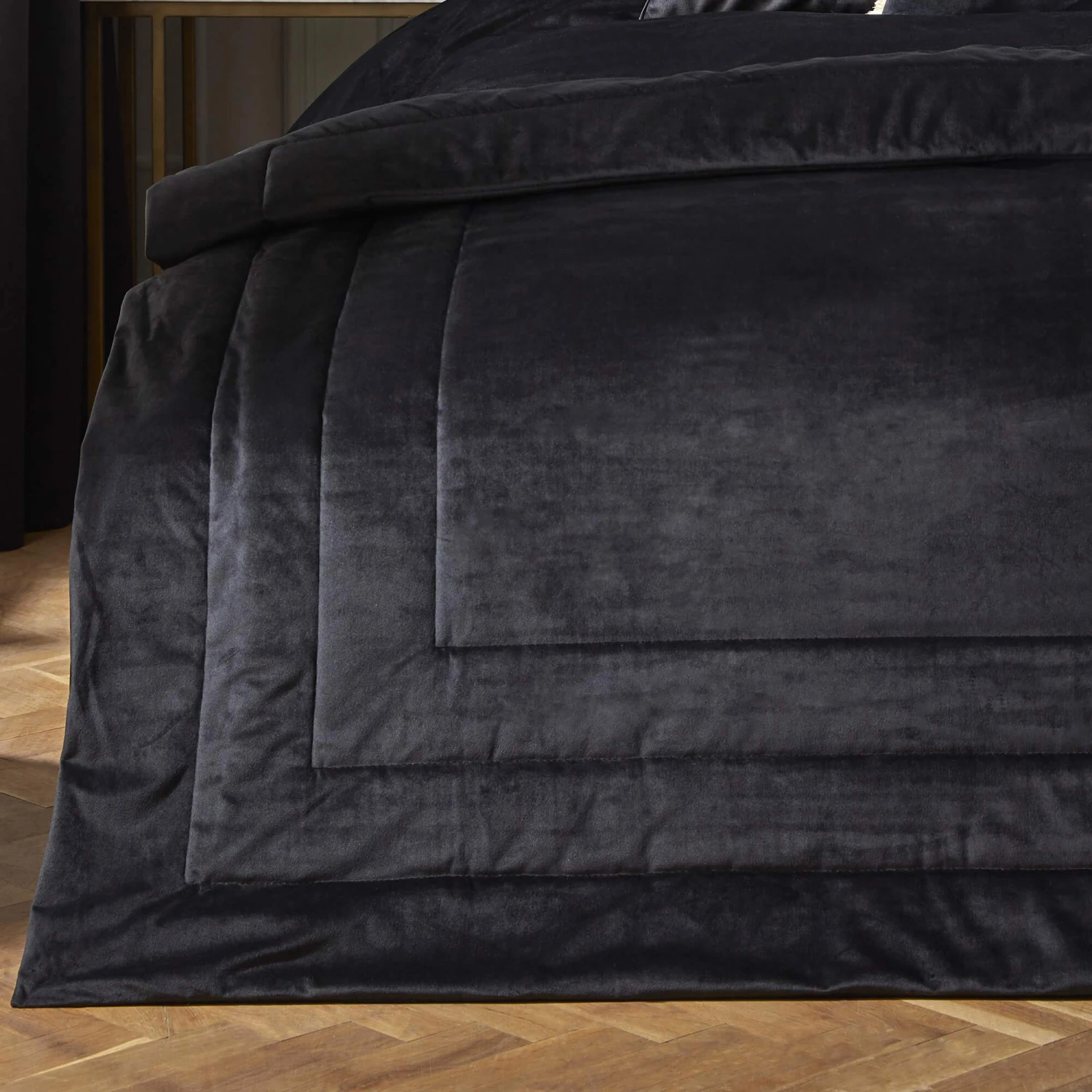 Laurence Llewelyn-Bowen Chic Velvet Black Bedspread 3 Laurence Llewelyn-Bowen Chic Velvet Black Bedspread