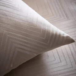 Laurence Llewelyn-Bowen Cocktail Ivory Kingsize Duvet Set 7 Laurence Llewelyn-Bowen Cocktail Ivory Kingsize Duvet Set -Housing Units Store 5eb846dd1636fde2846d3eb38c5ce51e 1