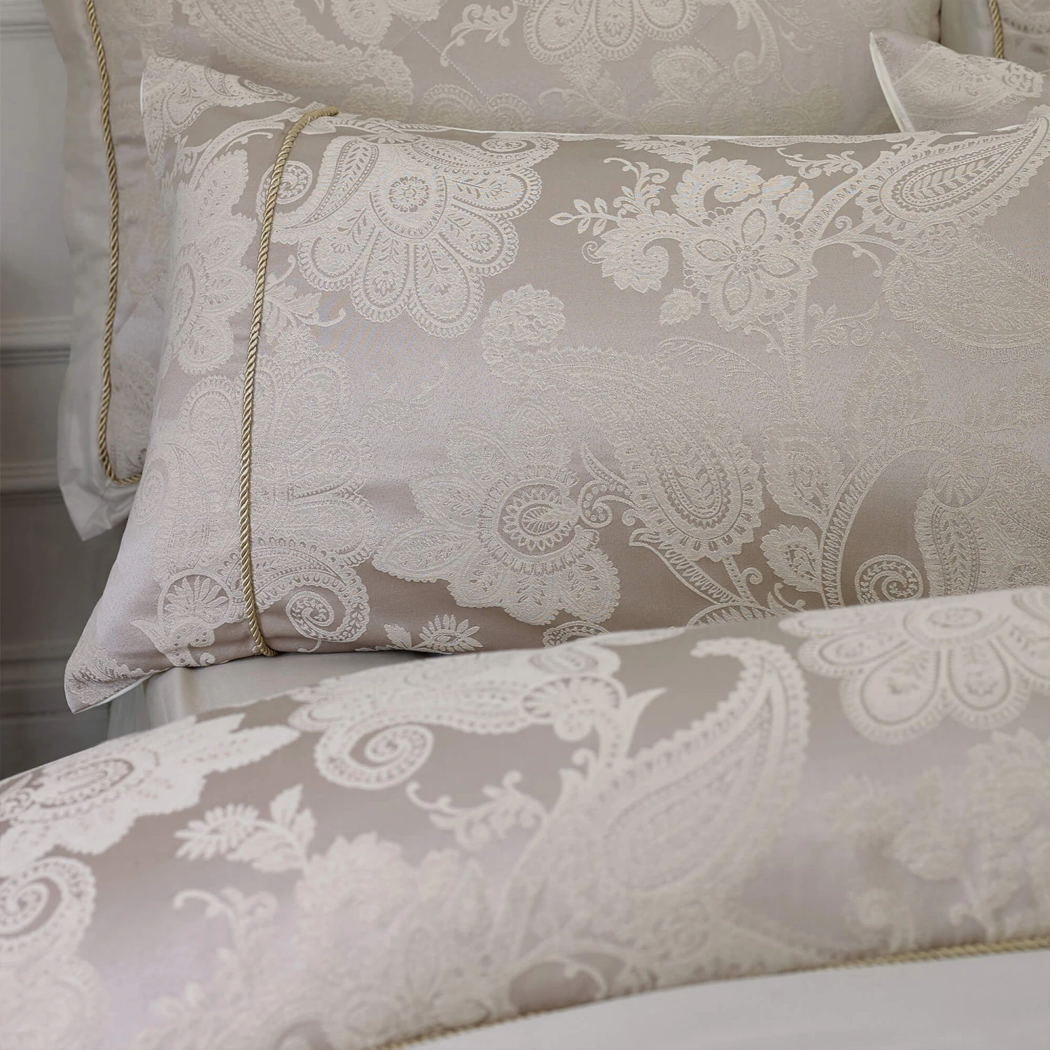 Catherine Lansfield Opulent Jacquard Champagne Superking Duvet Set 6 Catherine Lansfield Opulent Jacquard Champagne Superking Duvet Set - Image 4